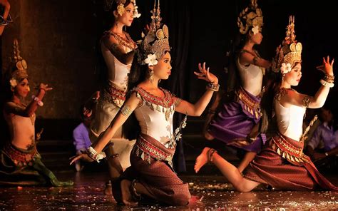  The Dancing Apsara - A Serene Expression Through Exquisite Lacquer and Gold Leaf